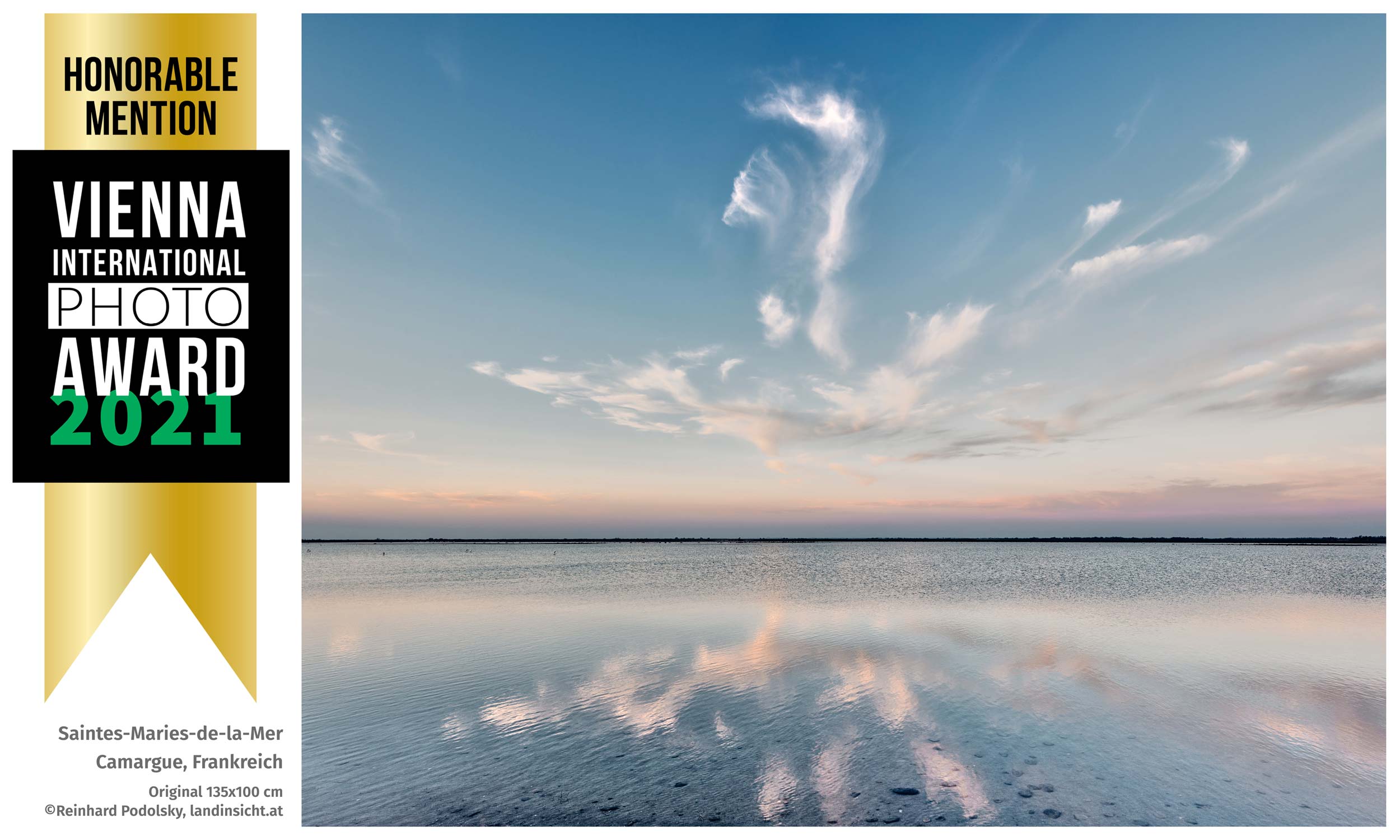 VIEPA-Auszeichnung für Reinhard Podolskys Landschaftsportrait „Saintes-Maries-de-la-Mer“ – ein herausragender Blick von der Küste der Camargue ins spiegelglatte Meer.